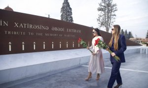 Leyla Əliyeva və Alena Əliyeva Gəncə Memorial Kompleksini və Milli Qəhrəman Natiq Qasımovun ailəsini ziyarət ediblər - FOTO